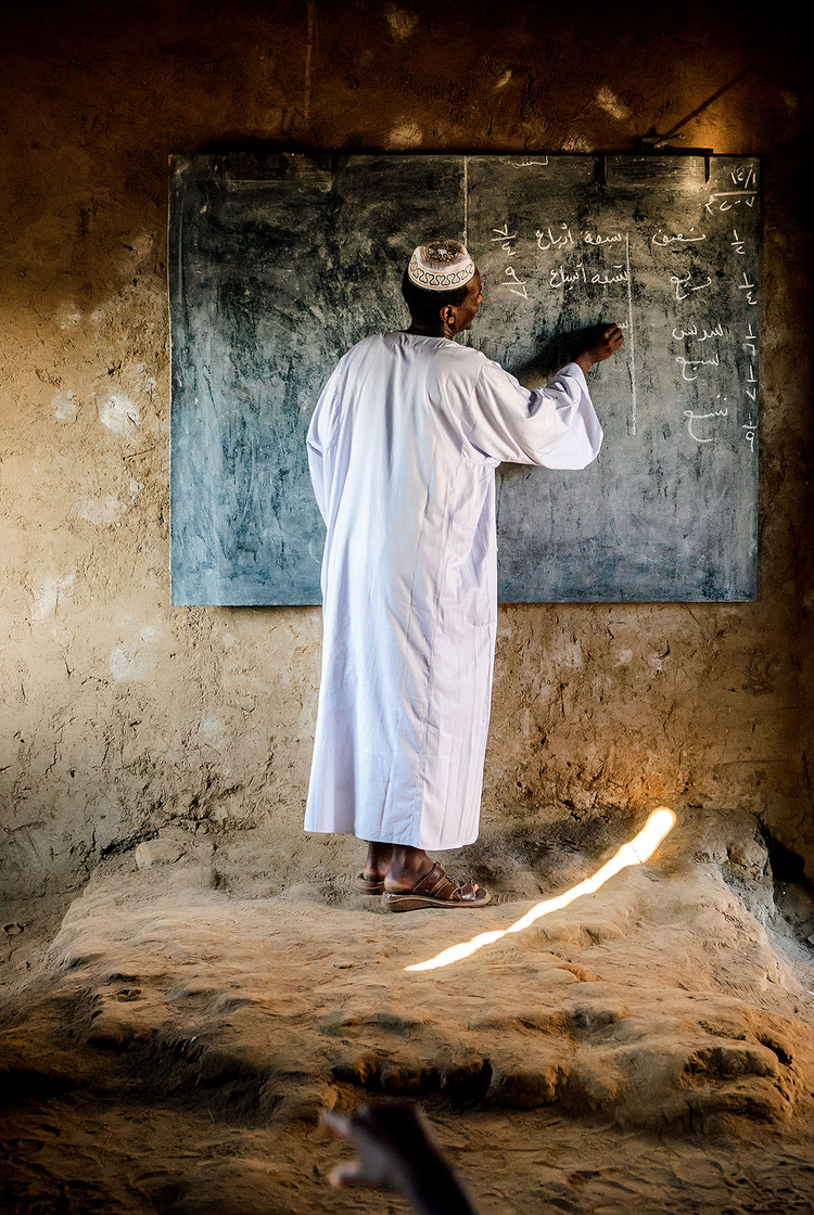 Nauczyciel w wiejskiej
szkole, rejon IV
katarakty Nilu, Sudan. Fot. Jakub Śliwa