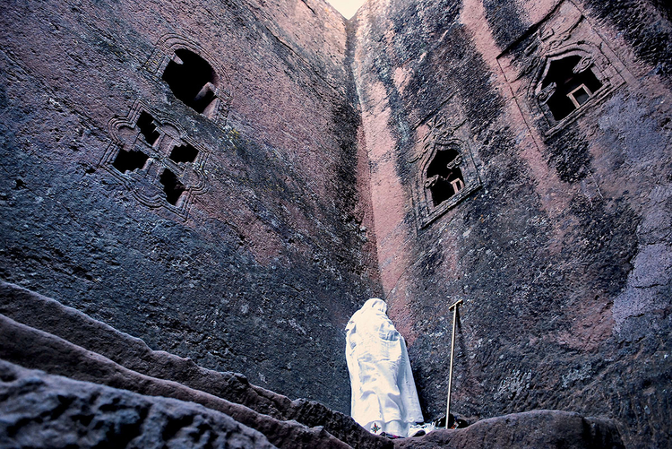 Pielgrzym pogrążony w modlitwie, Lalibela, Etiopia. Fot. Jakub Śliwa