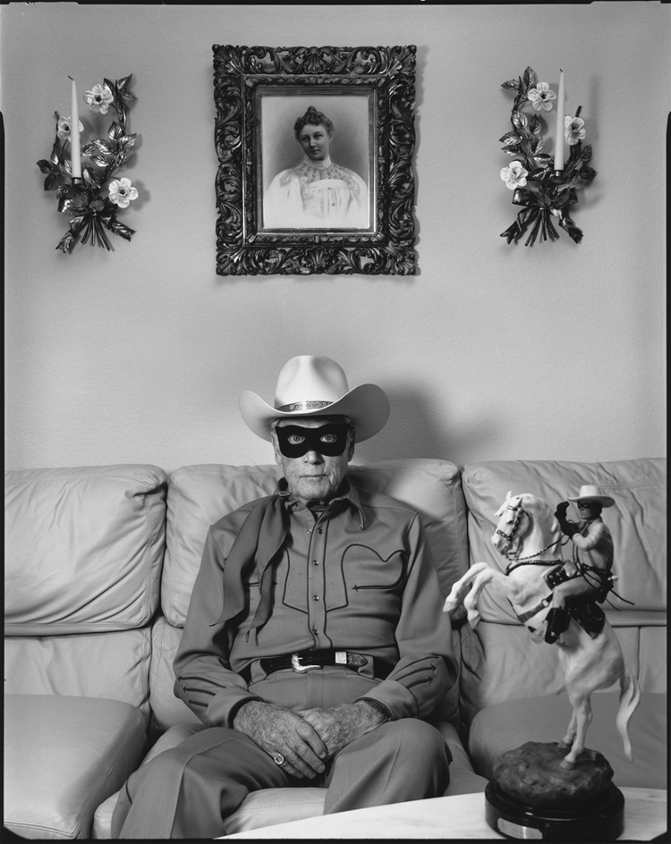 Clayton Moore w swoim domu w Los Angeles, 1992; fot. Mary Ellen Mark