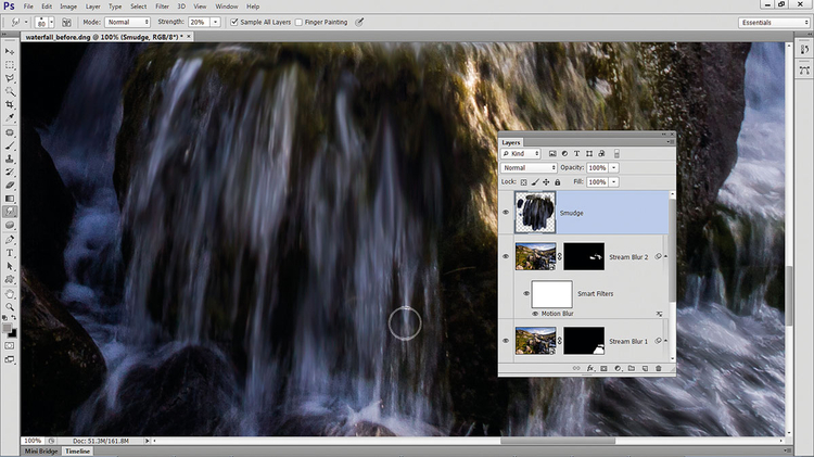 Smużenie wodyPowiększ obraz wodospadu i kilkakrotnie przeciągnij kursor wzdłuż linii wody, aby rozmazać kolory i rozjaśnić krople. Stopniowo dodawaj kolejne pociągnięcia tak, aby kierunek rozmycia był zgodny z nurtem wody. Jeśli coś pójdzie nie tak, użyj Gumki.
