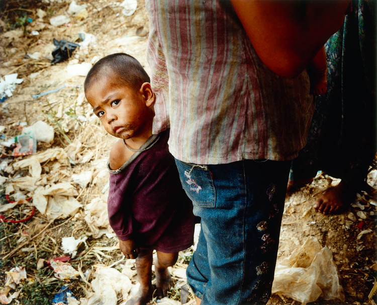 "Chłopiec
mieszkający na
wysypisku śmieci na
obrzeżach tajlandzkiego
miasta Mae Sot.
Sfotografowałam go
w 2007 roku, robiąc
reportaż na granicy
pomiędzy Tajlandią
i Birmą". Fot. Lottie Davies