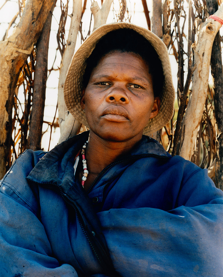 "Buszmenka mieszkająca
w niewielkiej
miejscowości Gugama
w Central Kalahari
Game Reserve,
Botswana, 2005 rok". Fot. Lottie Davies