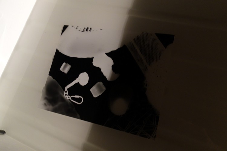 Dostępna jest także ciemnia fotograficzna, gdzie naświetlamy wybrane przez nas przedmioty ułożone na papierze fotograficznym oraz wywołujemy powstające w wyniku naświetlania zdjęcie. W ten sposób tworzymy fotogramy. Wystawa "Oddźwięki" Jakuba Woynarowskiego, Miesiąc Fotografii w Krakowie 2014