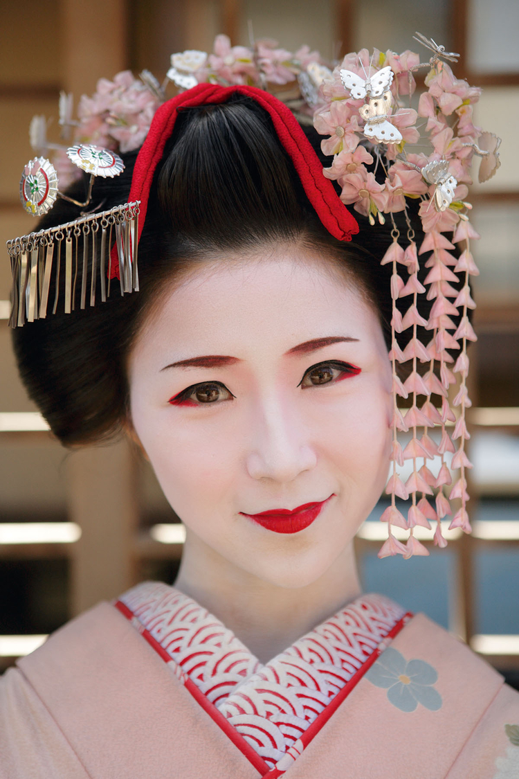 "Młoda Japonka
przebrana za maiko
(początkującą gejszę)
w Kyoto, Japonia, 2010
rok. Zdjęcie zarejestrowane
Canonem
5D Mark I". Fot. Lottie Davies