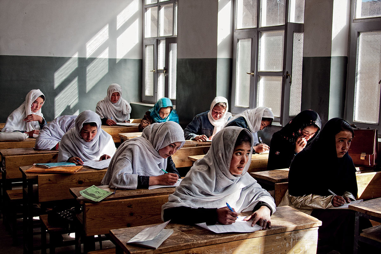 Uczennice
podczas egzaminu
semestralnego w szkole
średniej w Sabzak.
Malestan, Afganistan. fot. Marcin Suder