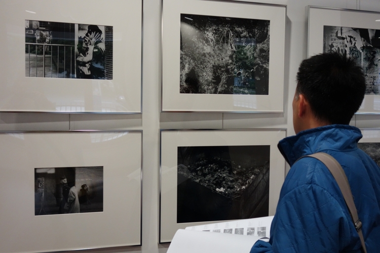 Przedstawione na wystawie zdjęcia opowiadają między innymi o Hiroshimie oraz o obecności Amerykańskich żołnierzy w powojennej Japonii; fot. Ivan Sitsko