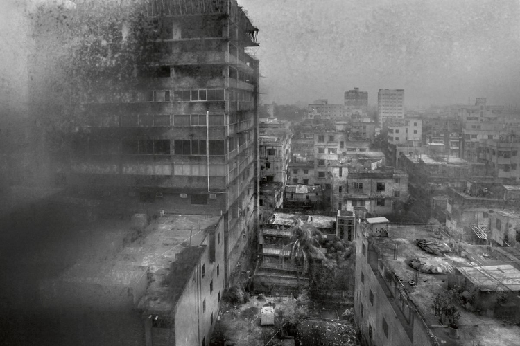 Zwracaj uwagę na fakturę. Larry
zrobił to zdjęcie z pokoju
hotelowego w Dhace. „Wykorzystałem
brud na szybie jako filtr, który nadał
panoramie miasta wyjątkowego
wyglądu” – mówi. Fot. Larry Louie