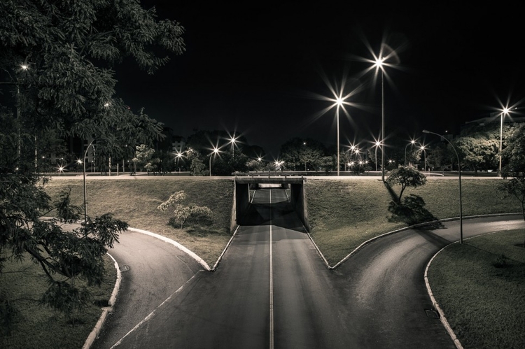 Uśpione miasto na nocnych zdjęciach Vitora Schietti