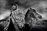 Jeździec z Tengeru - portret Larry'ego Louie