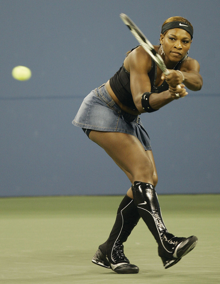 Serena Williams, podczas US Open, 2004"Jeśli dajesz fotoedytorom to, czego oni pragną, masz szansę na bardziej lukratywne kontrakty sponsorskie" - zauważa Dave.Ustawienia: f/2,8, 1/500 s, ISO 800, fot. Dave Shopland