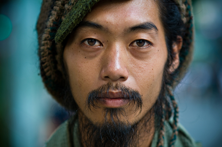 "Portrety obcych", czyli cykl zdjęć spotkanych na ulicy ludzi [wideo]