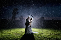 Błyskając w deszczu - ślubne zdjęcie Krzysztofa Krawczyka