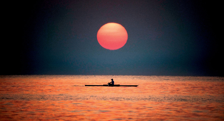 Każdy wschód i zachód słońca jest Twój - to najlepszy moment dnia na fotografowanie. Nie chodzi o samą czerwoną kulę, ale moment, kiedy nisko nad horyzontem słońce rzuca długie cienie. W takim świetle każdy motyw wyjdzie świetnie. Najlepsze światło do fotografowania jest 9 -10 rano i od 17 wieczorem. W południe lepiej leżeć na plaży.


Na zdjęciu: Triest, Włochy.
Fotografia kajakarza
płynącego po morzu,
wykonana z portowego
molo bardzo długim
obiektywem, fot. Jacek Bonecki