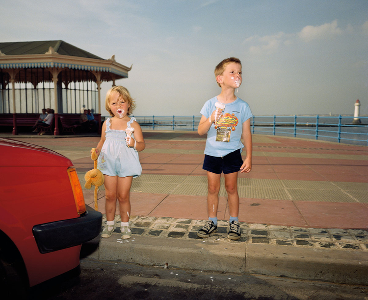 New Brighton, z cyklu The Last Resort, 1983–5 Martin użył lampy błyskowej, aby wyodrębnić dzieci z tła, fot. Magnum / Martin Parr
