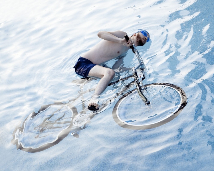 Na terytorium Kalifornii niedopuszczalnym jest jeżdżenie rowerem w basenie; fot. Olivia Locher